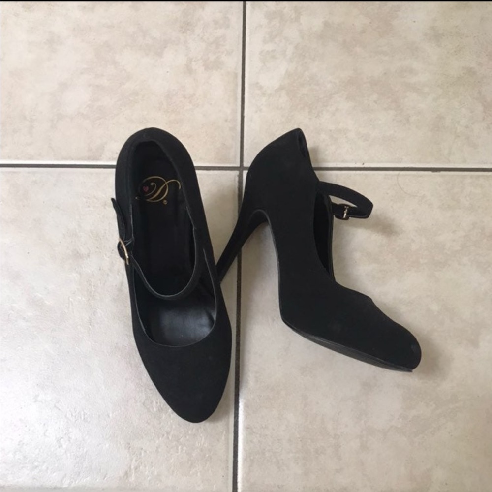 Black Mary Jane Pumps